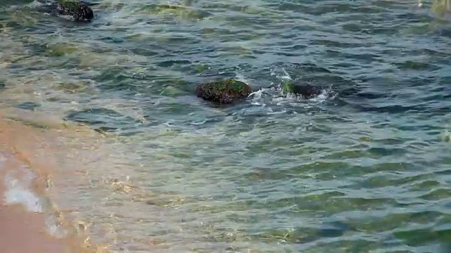 海浪拍打着岩石视频素材