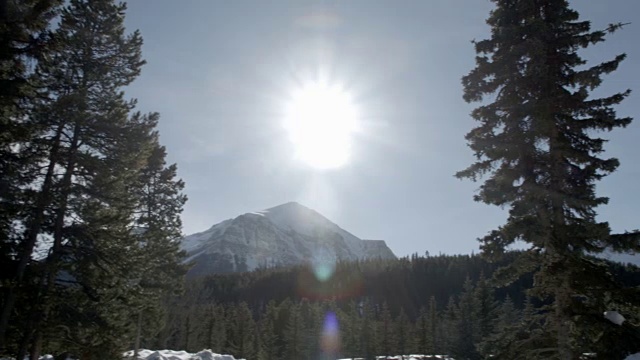 太阳照耀着一座山/班夫，加拿大视频素材