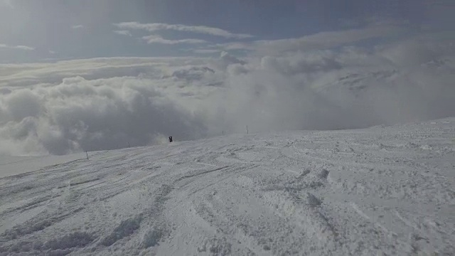 快速跟踪拍摄的人滑雪雪山，拉克斯，瑞士视频素材