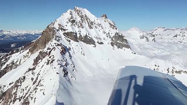 飞机机翼上方的雪山风景视频素材