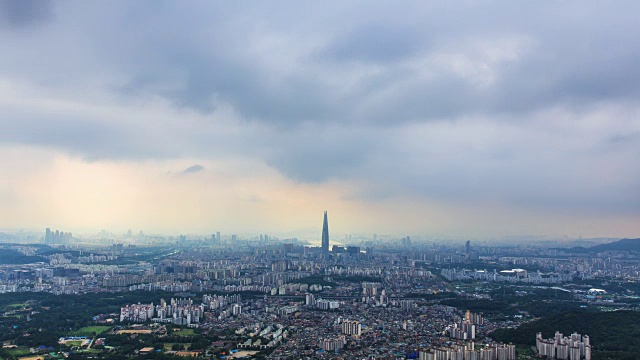 首尔市景与乐天世界大厦在Jamsil视频素材