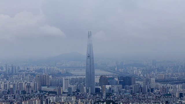 首尔市景与乐天世界大厦在Jamsil视频素材