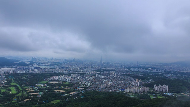 首尔市景与乐天世界大厦在Jamsil视频素材