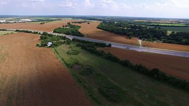 圆形岩石和德克萨斯奥斯汀外的玉米田在德克萨斯丘陵地区上空掠过云朵视频素材