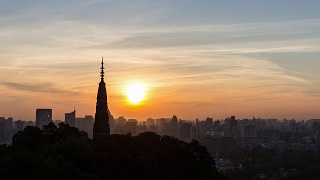 4K延时拍摄从夜晚到白天:太阳从杭州市中心的天际线升起，中国视频素材