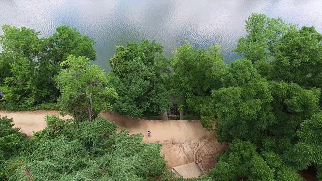 从空中俯瞰科罗拉多河附近的小镇湖徒步旅行和慢跑自行车道视频素材