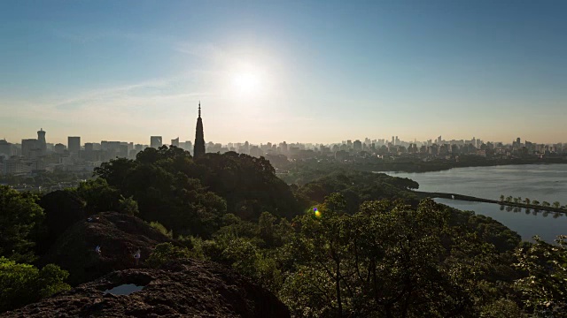 4K延时:太阳在中国杭州市区天际线地平线上发光视频素材