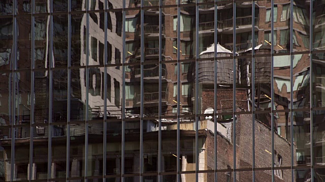 水塔和建筑反映在建筑外观上视频素材