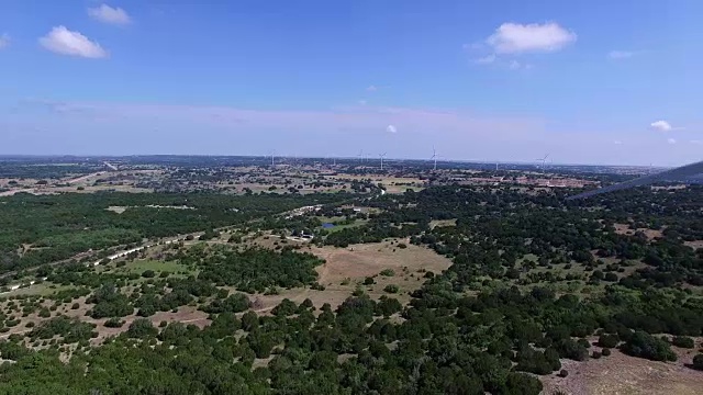 潘横越德州丘陵国家景观与大型风力涡轮机在镜头前视频素材