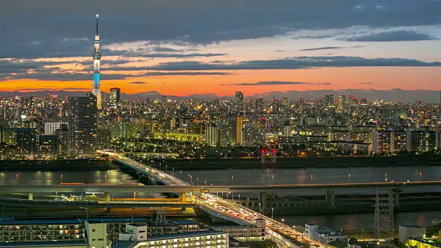 延时:鸟瞰图东京天空树日本日落视频素材