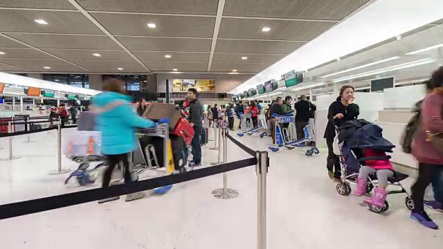 时光流逝:旅客在机场办理登机手续的柜台大厅视频素材