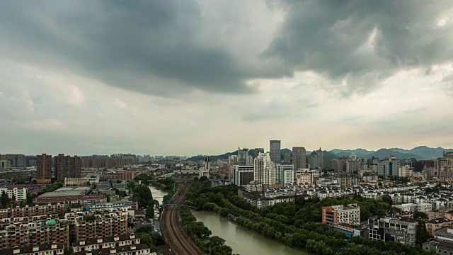 4K延时:中国杭州，市中心天际线与暴风雨的云视频素材