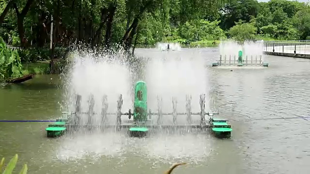 污水纺丝机在湖中工作视频素材