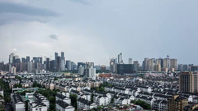 4k时间流逝:暴雨云层下杭州市中心建筑的航拍，中国视频素材