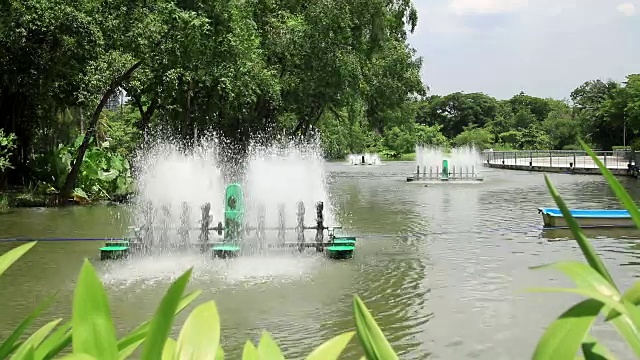 污水纺丝机在湖中工作视频素材