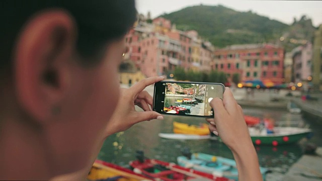 在Vernazza - Cinque Terre村拍摄照片的妇女。视频素材