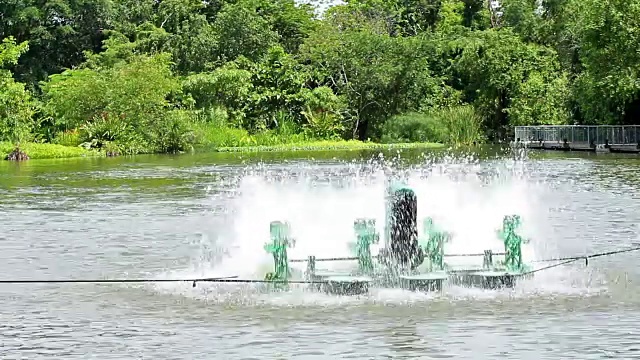 污水纺丝机在湖中工作视频素材