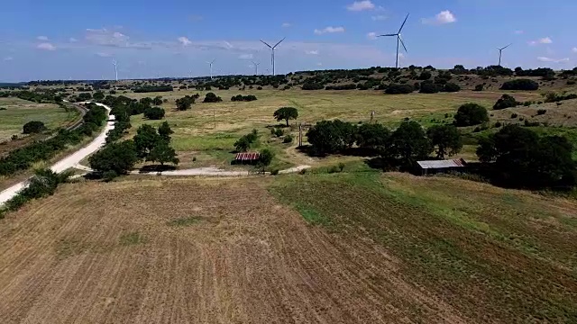 德克萨斯州丘陵乡村农场与风力发电机在山顶上的背景视频素材