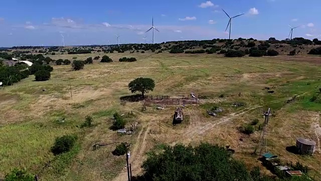 Goldthwaite，德克萨斯州风力农场在德克萨斯州丘陵乡村农场与风力涡轮机在山顶上的背景视频素材