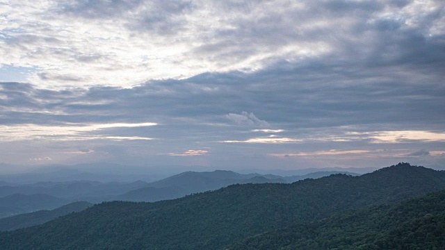 黄昏时的山景天空和云雾视频素材