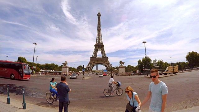 从特罗卡德罗广场(Esplanade du Trocadero)看埃菲尔铁塔。视频素材