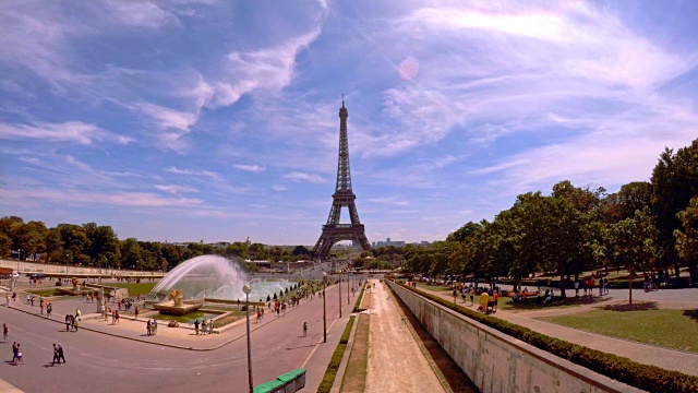 从特罗卡德罗广场(Esplanade du Trocadero)看埃菲尔铁塔。视频素材