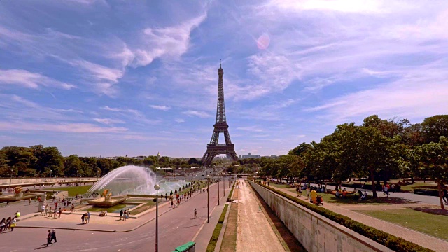 从特罗卡德罗广场(Esplanade du Trocadero)看埃菲尔铁塔。视频素材