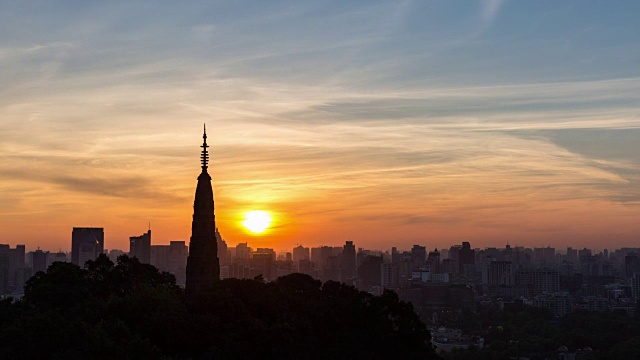 4K延时拍摄从夜晚到白天:太阳从杭州市中心的天际线升起，中国视频素材