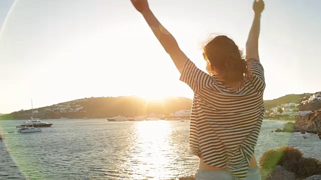 欣赏海景的女人视频素材