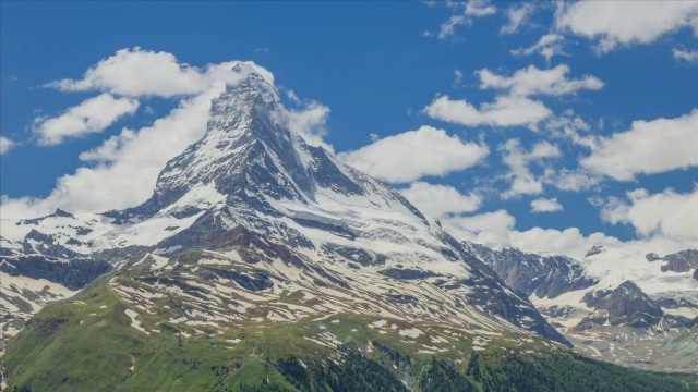 瑞士桑内加地区(热门旅游目的地)的阿尔卑斯山延时拍摄视频素材