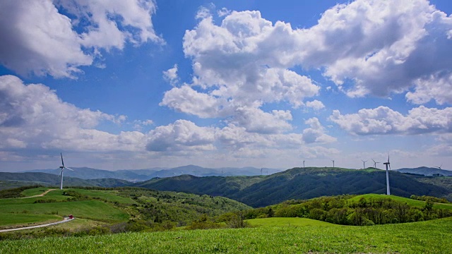 延时拍摄的风车在三阳牧场(也被称为生态绿色校园)在大wallyeong山口在太白山视频素材