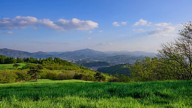 三阳牧场(也被称为生态绿色校园)在大白山的大wallyeong山口延时拍摄视频素材