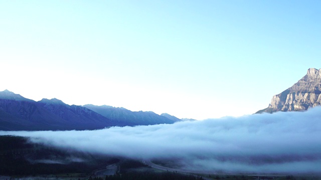 时间流逝的观点，雾滚滚山下视频素材