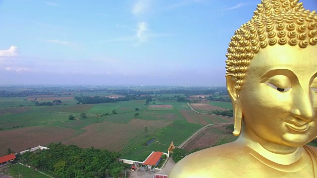 鸟瞰图的大佛在Wat Muang，泰国。视频素材