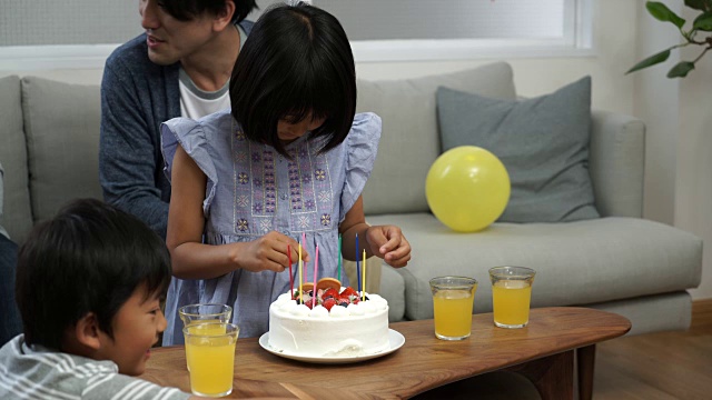 家庭为女儿庆祝生日视频素材