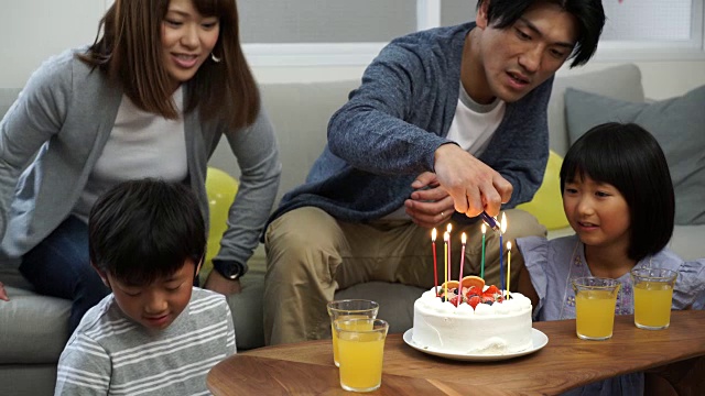 家庭为女儿庆祝生日视频素材