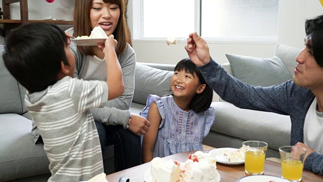 家庭为女儿庆祝生日视频素材