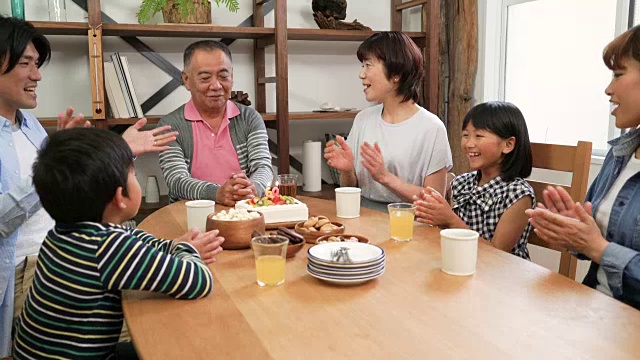 全家庆祝爷爷的生日视频素材