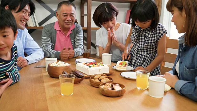 全家庆祝爷爷的生日视频素材