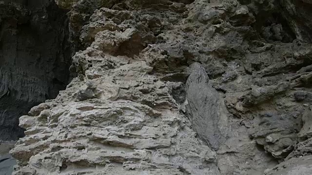 在直布罗陀岩石底部的哥勒姆洞穴里，翻出一个岩层。视频素材