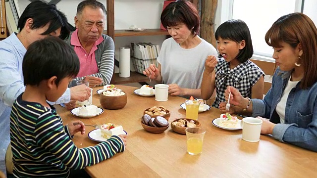 全家庆祝爷爷的生日视频素材