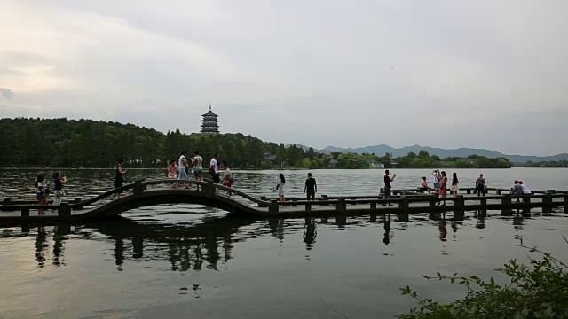 杭州西湖上的雷峰塔石桥视频素材