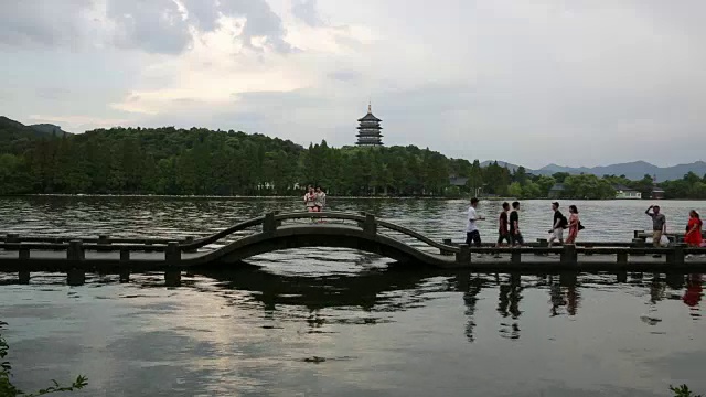 杭州西湖上的雷峰塔石桥视频素材