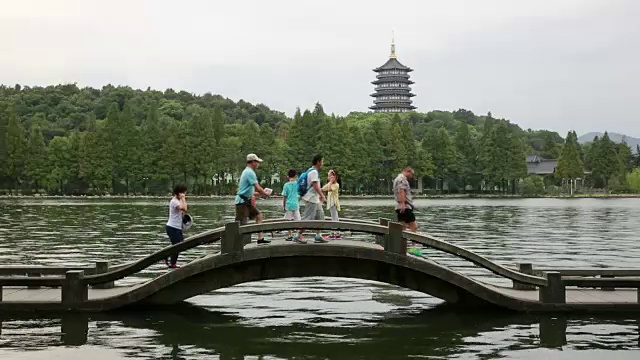 杭州西湖上的雷峰塔石桥视频素材