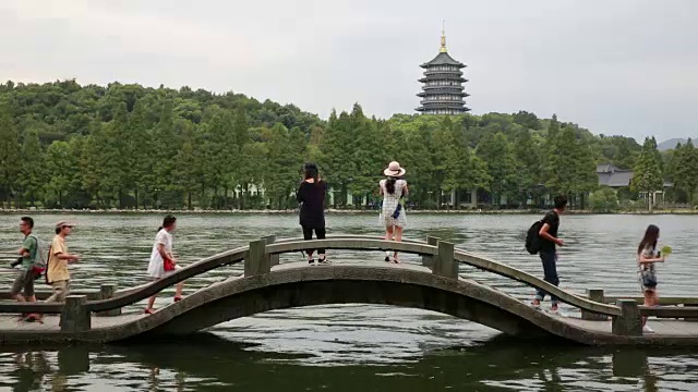 杭州西湖上的雷峰塔石桥视频素材