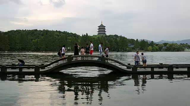 杭州西湖上的雷峰塔石桥视频素材