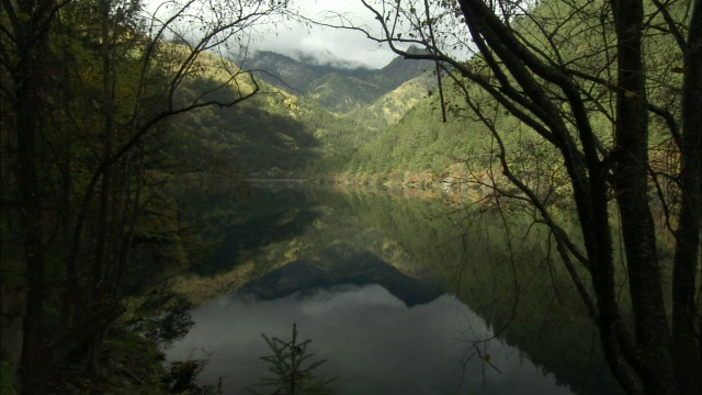 山和树木倒映在静止的湖(湖剑珠海?)，九寨沟，中国视频素材