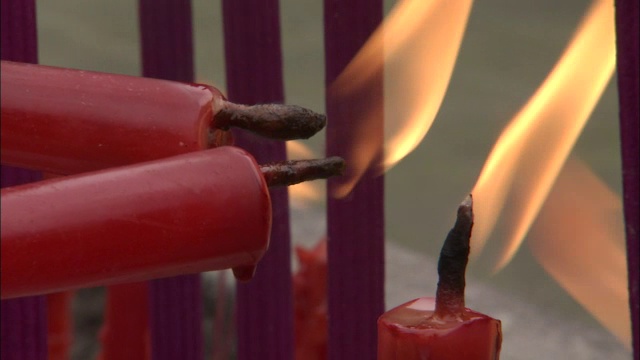 中国峨眉山佛教寺院院内的神龛上点燃的蜡烛。视频素材