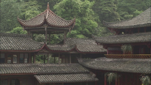 峨眉山佛教寺院的多层屋顶，中国。视频素材