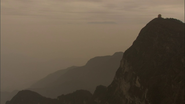 万佛鼎塔坐落在峨眉山的顶端，中国视频素材